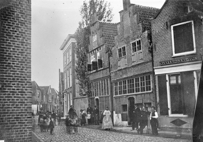 127620 Gezicht in de Wijdstraat te Oudewater, vanaf de Visbrug, met geheel rechts het huis Wijdstraat 4-6, links ...